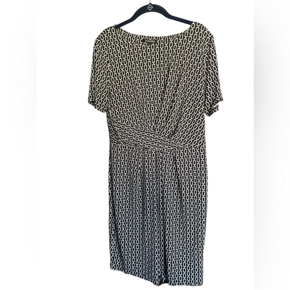 Roz & Ali Black and White Chain-Print Dress